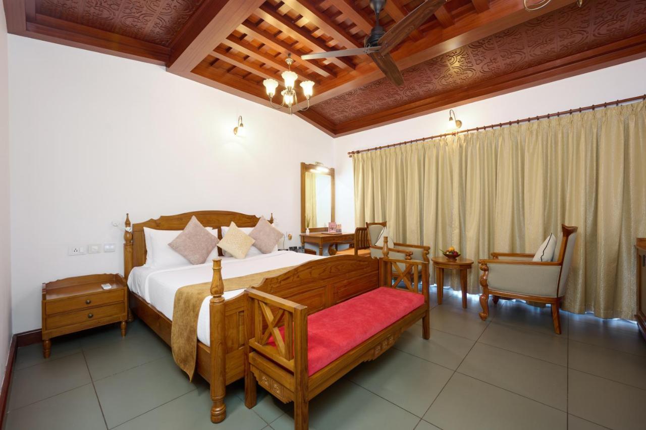 Gokulam Grand Resort & Spa, Kumarakom Buitenkant foto