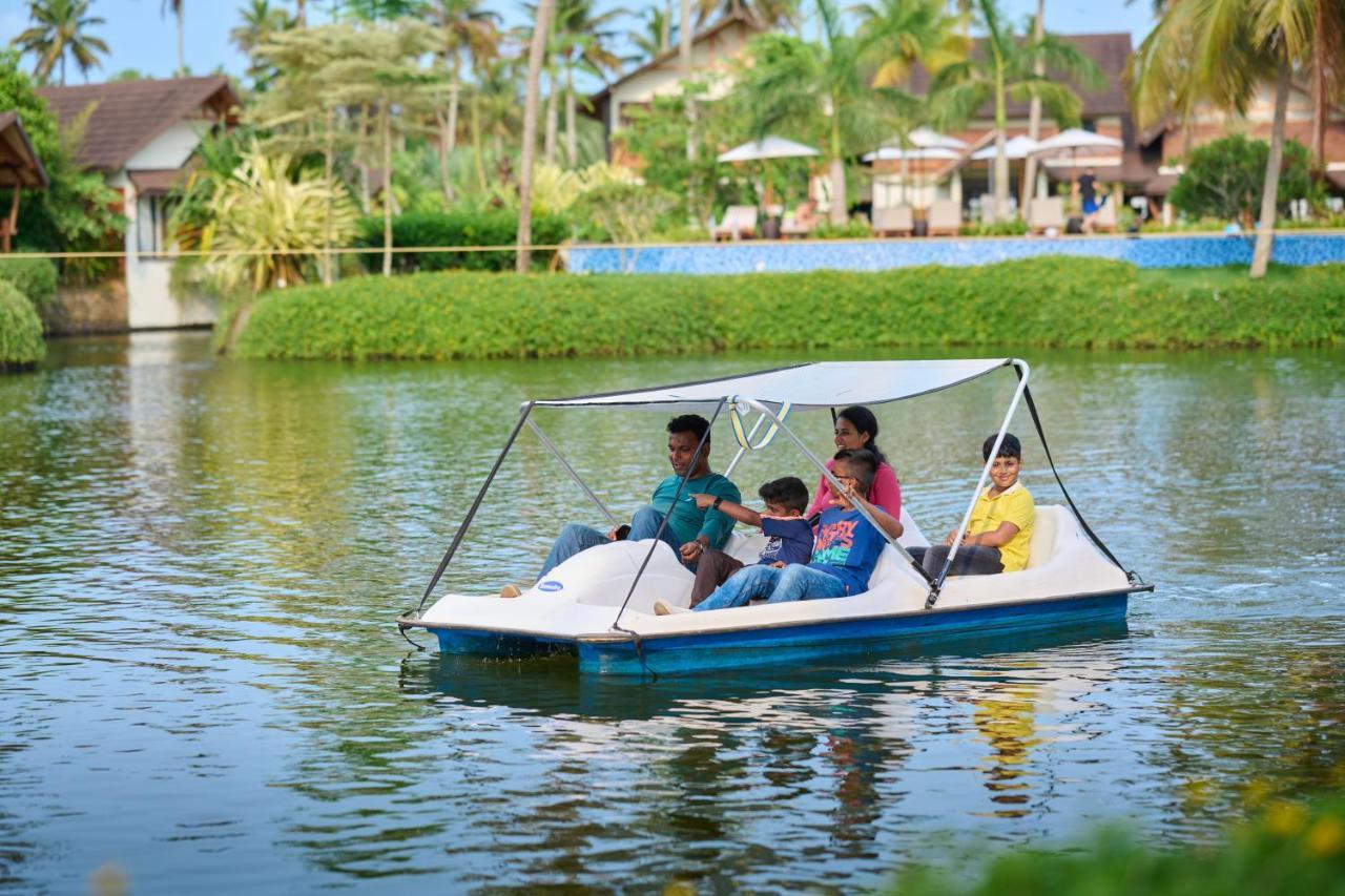 Gokulam Grand Resort & Spa, Kumarakom Buitenkant foto