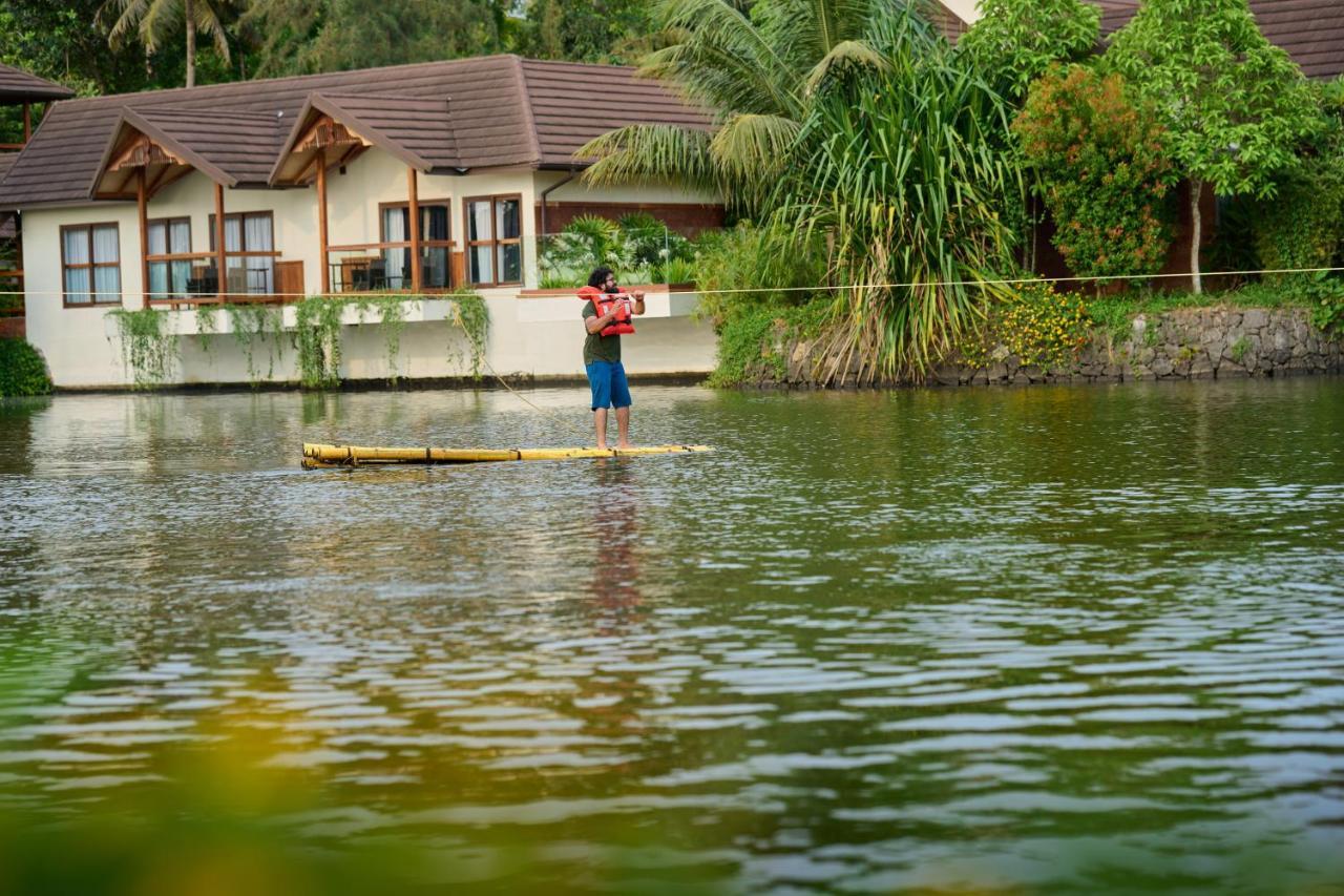 Gokulam Grand Resort & Spa, Kumarakom Buitenkant foto