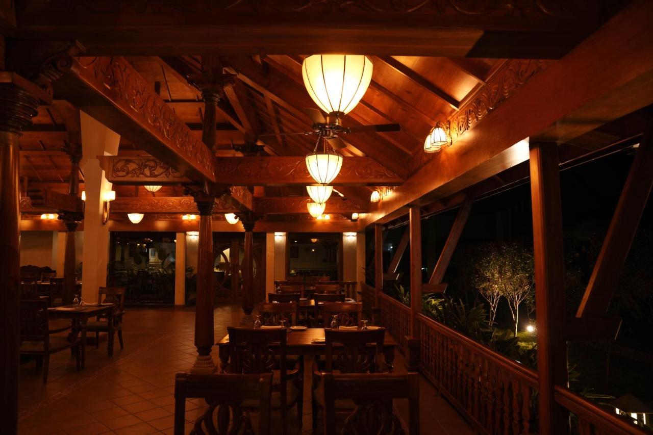 Gokulam Grand Resort & Spa, Kumarakom Buitenkant foto