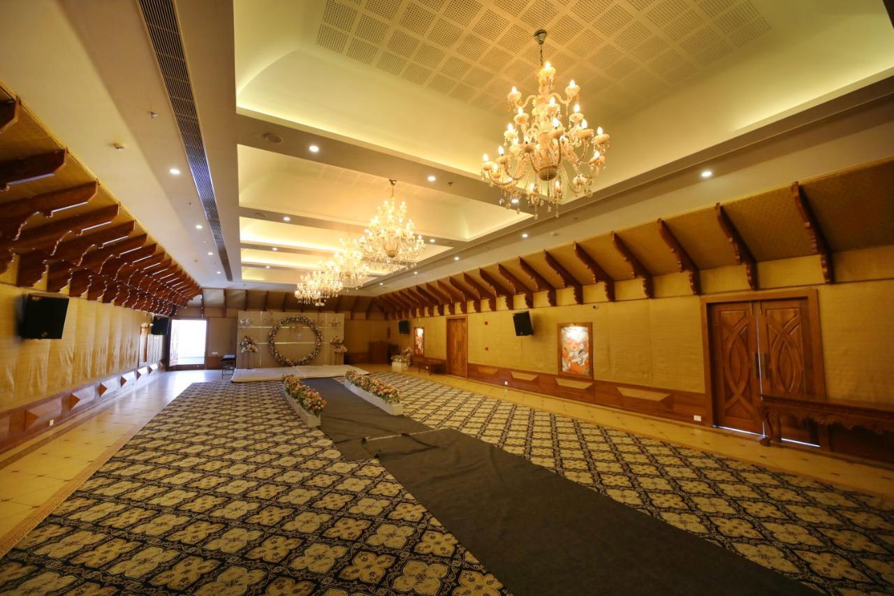 Gokulam Grand Resort & Spa, Kumarakom Buitenkant foto