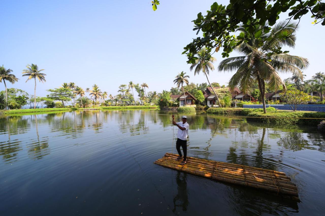Gokulam Grand Resort & Spa, Kumarakom Buitenkant foto