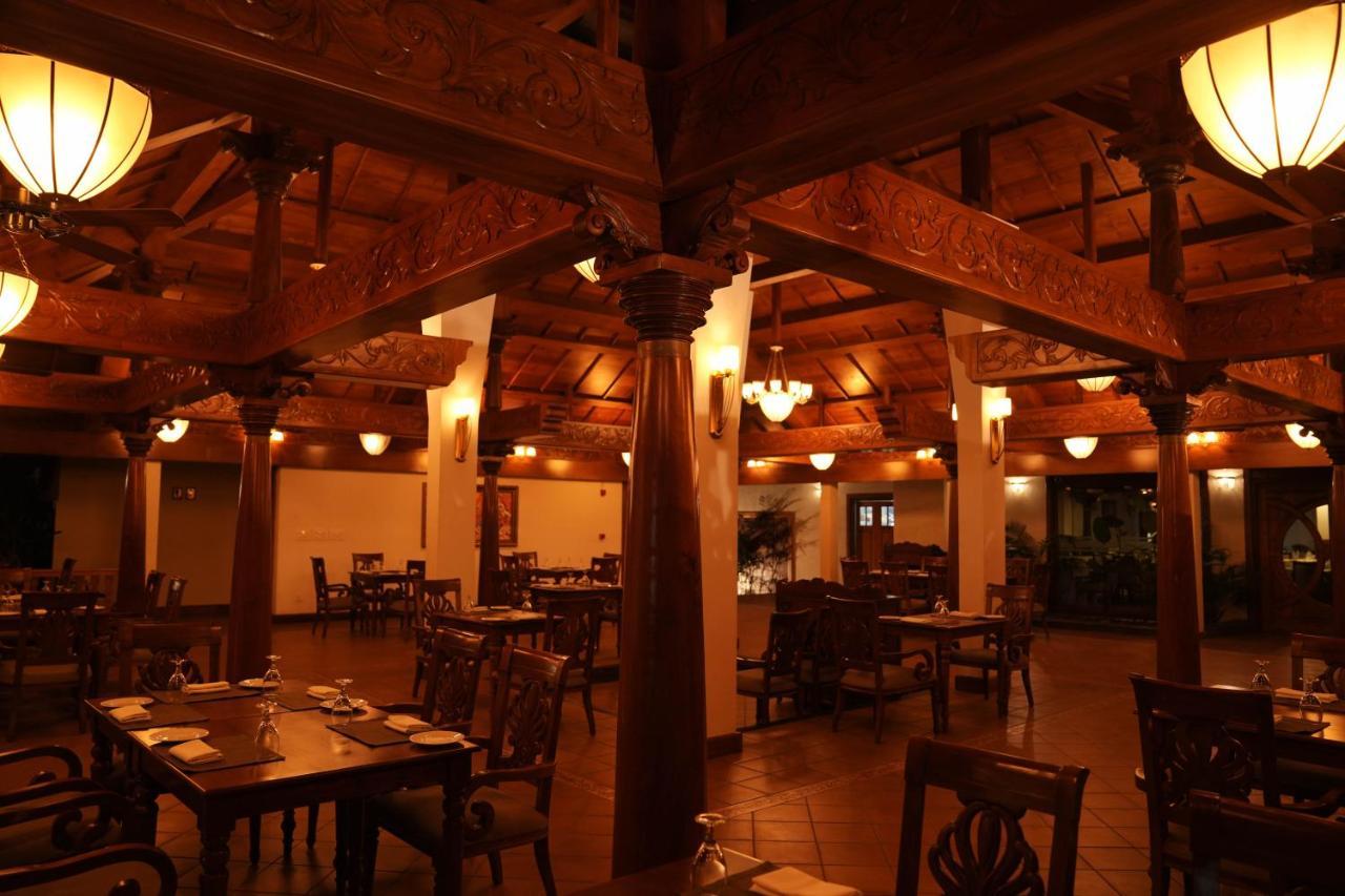 Gokulam Grand Resort & Spa, Kumarakom Buitenkant foto